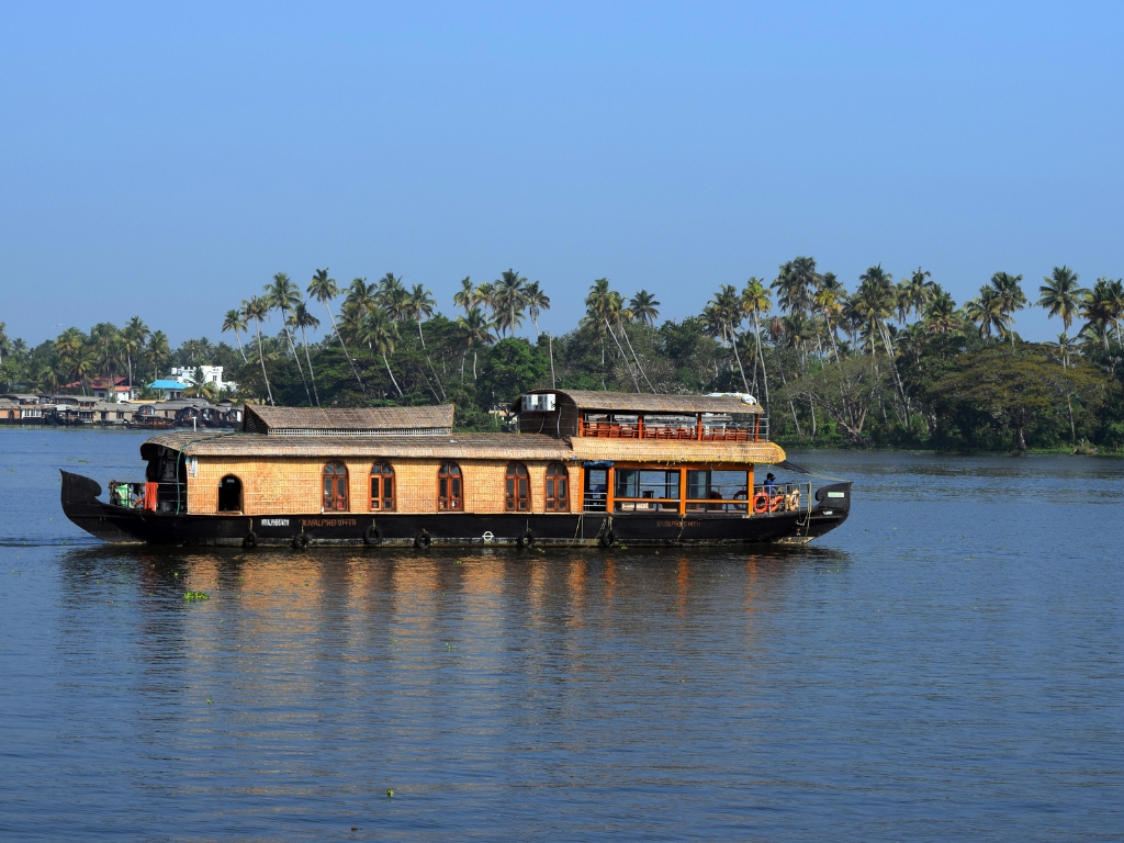 Day 1: Kochi to Alappuzha and take a houseboat cruise (around 90 km/2.5 hours).